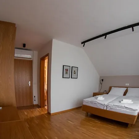 Rum i privatbostad Hisa Na Vrtu Šenčur